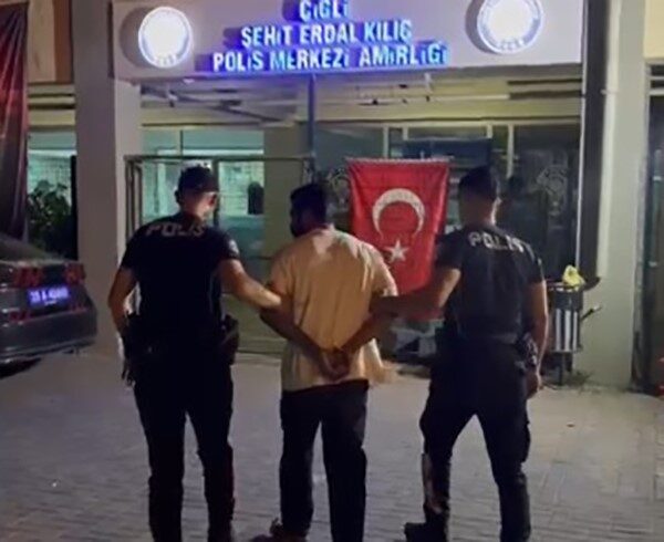 İzmir’de 18 yıl 9 ay hapis cezasıyla aranan firari yakalandı İzmir’de ’Yunuslar’ olarak bilinen motosikletli polisler tarafından gerçekleştirilen denetimlerde, hakkında