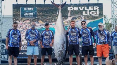 İzmir’in Seferihisar ilçesinde düzenlenen yarışmasında, yarışmacıların oltasına takılan 185 kilogram