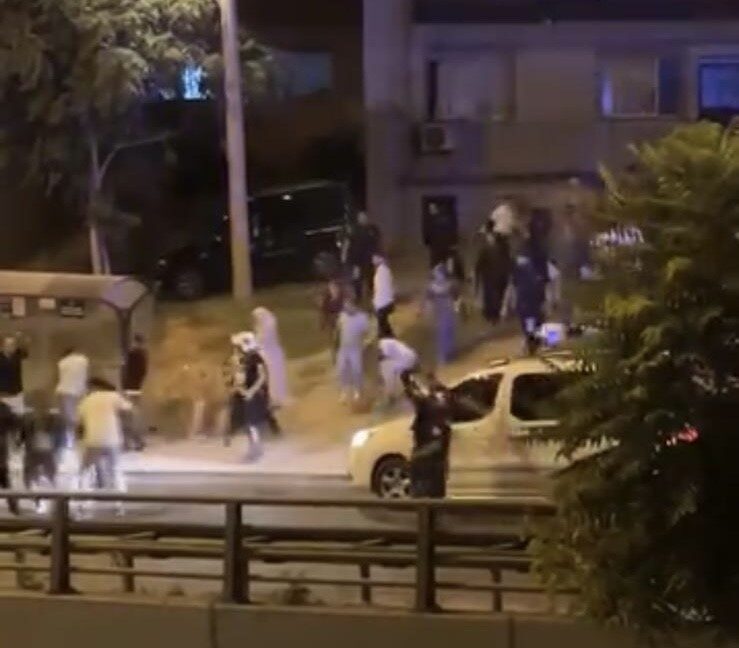 İzmir’de düğün sonrası meydan muharebesi gibi kavga İzmir’in Karabağlar ilçesinde bir düğün salonunda iki grup arasında çıkan