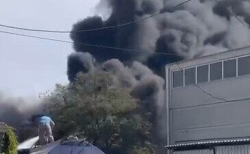 İzmir’in Aliağa ilçesinde, bir lastik tamircisinin önünde çıkan yangın, itfaiye