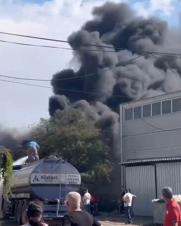 İzmir’de lastik tamircisinde yangın kontrol altında İzmir’in Aliağa ilçesinde, bir lastik tamircisinin önünde çıkan yangın, itfaiye