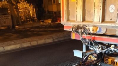 İzmir’in Bornova ilçesinde meydana gelen trafik kazasında motosikletin park halindeki