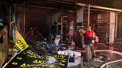 İzmir’in Kemalpaşa ilçesine bağlı Bağyurdu Mahallesi Sanayi Sitesi’nde çıkan yangında