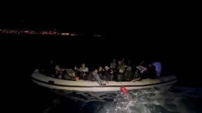 İzmir’in Karaburun ilçesi açıklarında motor arızası nedeniyle sürüklenen lastik bot