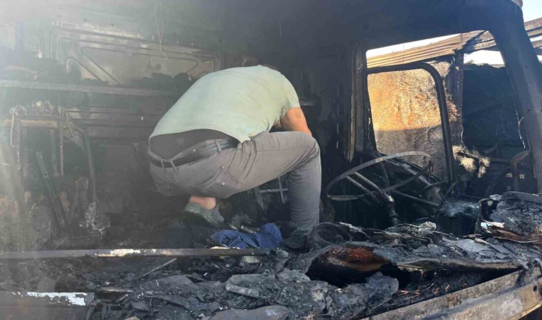 İzmir’in Bornova ilçesindeki tır garajında çıkan yangında, bir tır ile