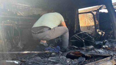 İzmir’in Bornova ilçesindeki tır garajında çıkan yangında, bir tır ile