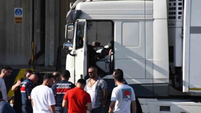 İzmir’de bir zincir markete ait ürünleri taşıyan tır sürücüsü, park