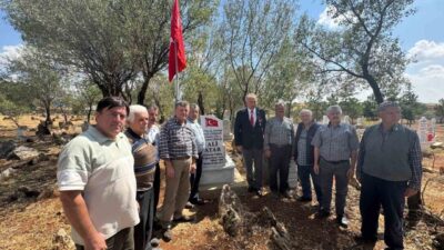 İzmir’in düşman işgalinden kurtuluşunun 103. yıldönümünde, İzmir Hükümet Konağı’nda asılı