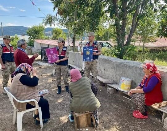 Jandarma ekipleri köylerde KADES’i anlattı Ardahan’da kadın ve çocuklara yönelik şiddetin önüne geçilmesi amacıyla yürütülen