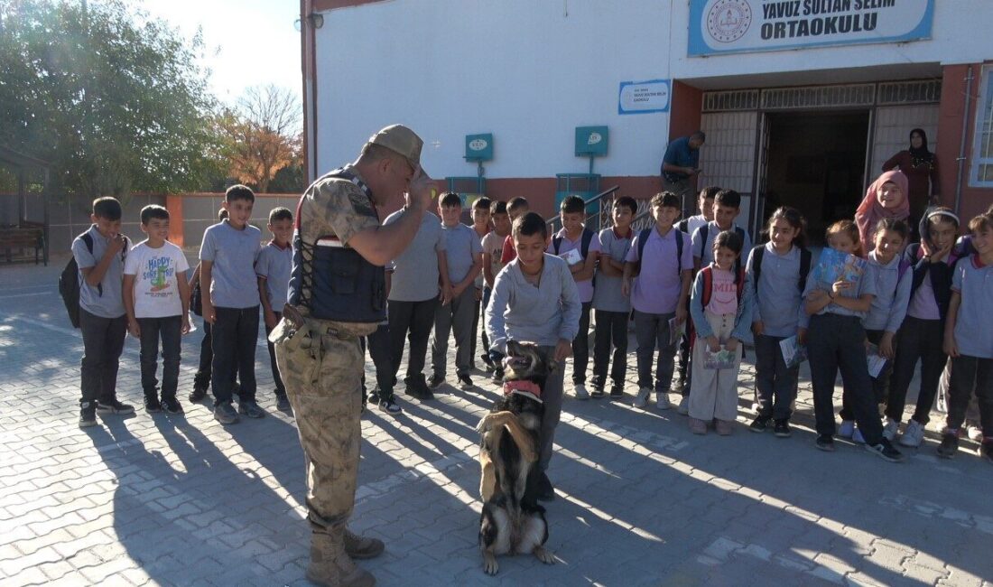Kilis İl Jandarma Komutanlığı ekipleri, eğitim öğretim yılının başlamasıyla birlikte