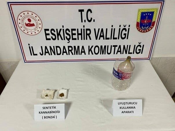 Jandarma Eskişehir’e uyuşturucu getiren 2 şüpheliyi yakaladı Eskişehir’e uyuşturucu madde getirileceği bilgisi üzerine harekete geçen jandarma ekiplerince