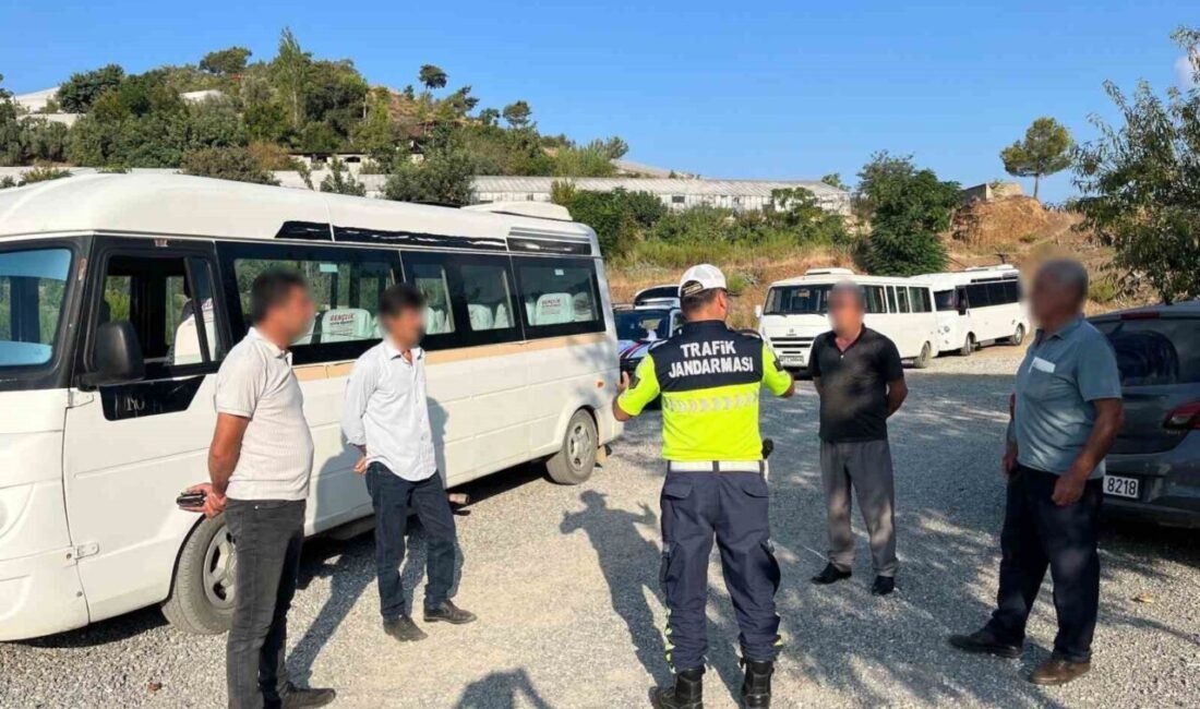Jandarma okul servislerini denetledi Antalya’nın Gazipaşa ilçesinde jandarma ekipleri, 2025-2026 eğitim yılıyla birlikte okul