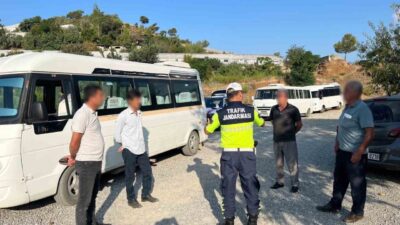 Antalya’nın Gazipaşa ilçesinde jandarma ekipleri, 2025-2026 eğitim yılıyla birlikte okul