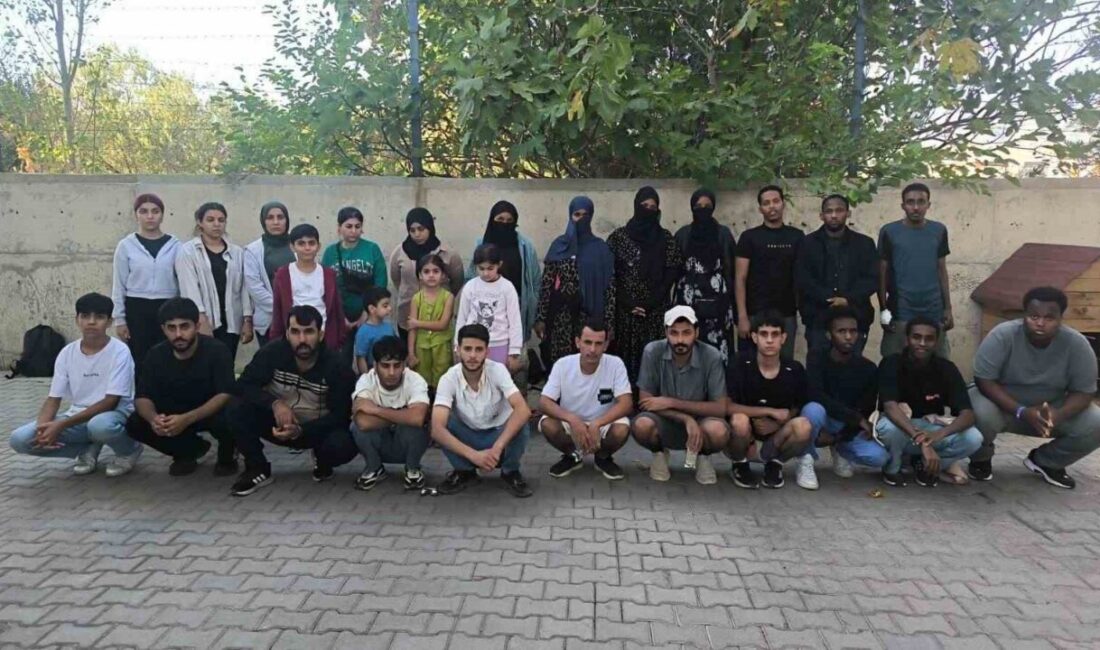 Jandarma operasyonunda 28 düzensiz göçmen yakalandı Balıkesir’in Edremit ilçesi Narlı Mahallesi’nde jandarma ekiplerinin göçmen kaçakçılığı ile