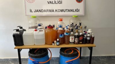 Afyonkarahisar’da jandarma tarafından gerçekleştirilen operasyonda sahte alkol yapımında kullanılan malzemeler
