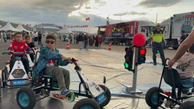 Afyonkarahisar’da jandarma ekipleri trafik kazaları ile çocuklara ve gençlere uygulamalı