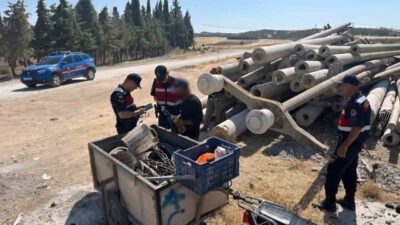 Manisa’nın Saruhanlı ilçesinde devriye gezen jandarma ekipleri bakıma alınan elektrik