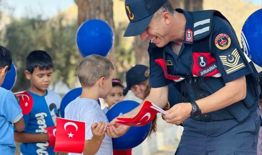 Jandarmadan öğrencilere Türk bayrağı Aydın’ın İncirliova ilçesinde jandarma ekipleri öğrencilerle bir araya gelerek bilgilendirmede