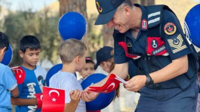 Aydın’ın İncirliova ilçesinde jandarma ekipleri öğrencilerle bir araya gelerek bilgilendirmede