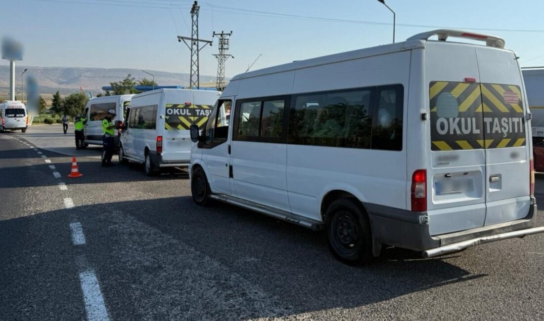 Jandarmadan okul çevrelerinde 238 personelle yoğun denetim Gaziantep’te jandarma ekipleri, eğitim-öğretim yılının ilk gününde 238 personelin katılımıyla