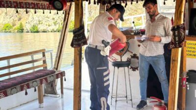 Şanlıurfa’nın Halfeti ilçesinde su üzerinde devriye gezen jandarma ekipleri, teknelerde