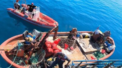 Aydın’da ruhsatı olmayan gemi ile avlanan 600 kilogram midye tekrar