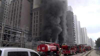 Kadıköy bulunan bir site inşaatında henüz belirlenemeyen nedenle yangın çıktı.