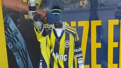 Kadıköy’de oynanan Fenerbahçe-Trabzonspor maçının ardından stat çevresinde dolaşan ’İnsansı robot’,