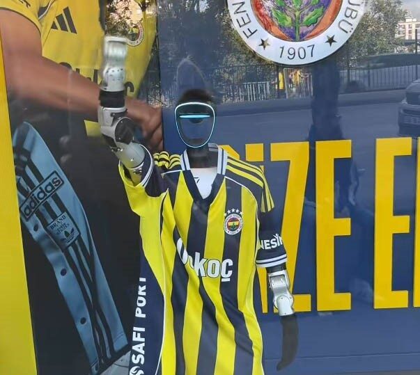 Kadıköy’de oynanan Fenerbahçe-Trabzonspor maçının ardından stat çevresinde dolaşan ’İnsansı robot’,