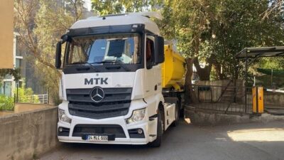 İstanbul’un Kadıköy ilçesinde hafriyat kamyonu ara sokakta sıkıştı. Olay nedeniyle