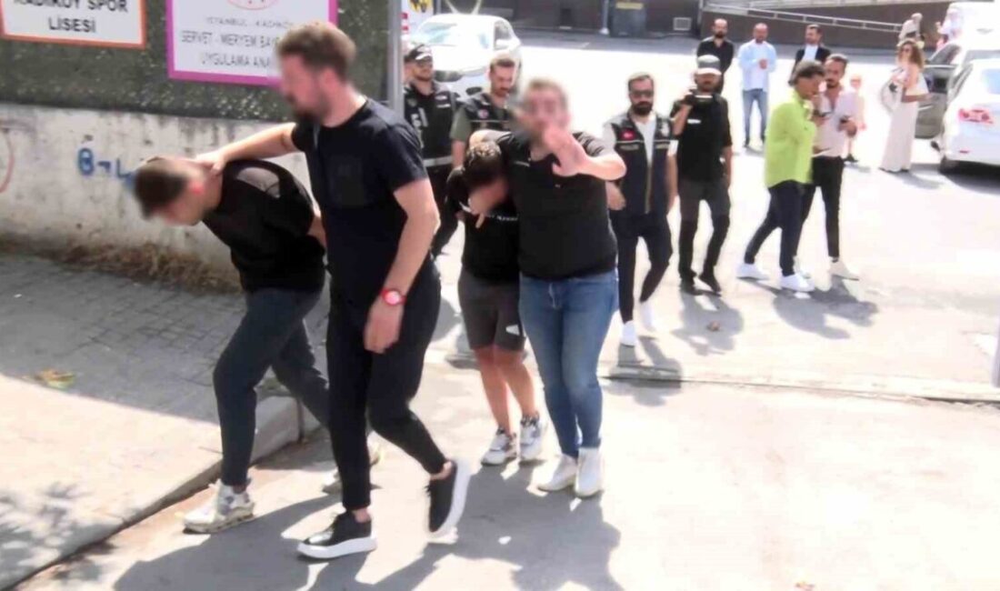 Kadıköy’de okul çevresinde denetim: 2 şüpheli gözaltına alındı İstanbul’un Kadıköy ilçesinde eğitim öğretim yılının başlamasıyla birlikte polis ekipleri,