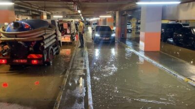 Kadıköy’de inşaatta kazı çalışması sırasında patlayan borudan taşan sular AVM
