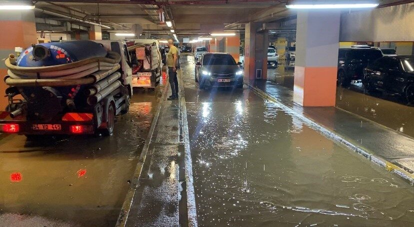 Kadıköy’de inşaatta kazı çalışması sırasında patlayan borudan taşan sular AVM