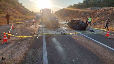 Karabük’ün Eflani ilçesinde kafa kafaya çarpışan iki otomobil alev aldı.