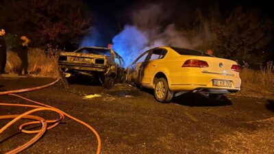 Nevşehir’de kafa kafaya çarpışan otomobiller alev aldı. Kazada 2 kişi