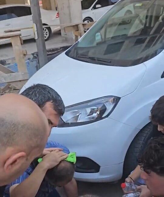 Kafasına inşaattan tuğla düşen şahıs yaralandı Elazığ’da caddede yürüyen şahıs, kafasına tuğla düşmesi sonucu yaralandı. Olay,