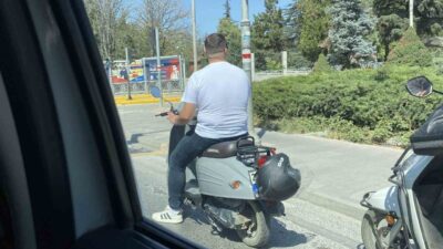 Eskişehir’de kafasına takmadığı kask ile motosikletinin plakasını kapatan motosiklet sürücüsü