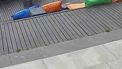 Zonguldak’ta belediyenin işlettiği kafenin eşyalarına zarar veren şüphelilerin saldırı anı,