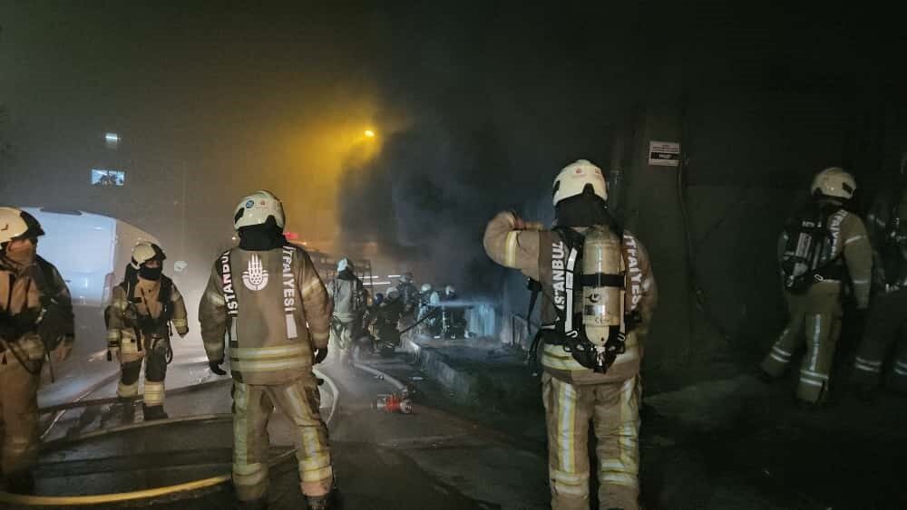 Kağıthane’de 5 katlı bina alevlere teslim oldu Kağıthane’de gece saatlerinde basım ve koli bandı deposu olarak kullanılan