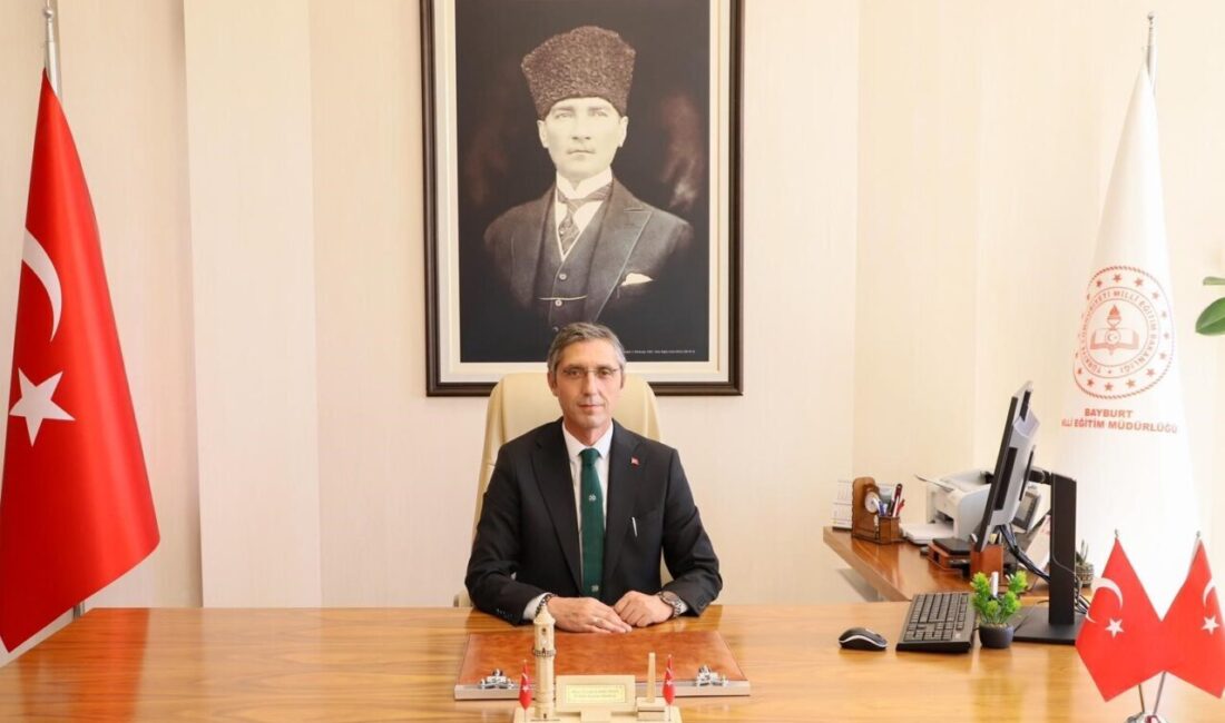 Kahraman: “Çevreye duyarlı bireyler yetiştirmek için Yeşil Vatan hedefiyle yola çıkıyoruz” Bayburt İl Milli Eğitim Müdürü Ömer Faruk Kahraman, 2025-2026 eğitim-öğretim