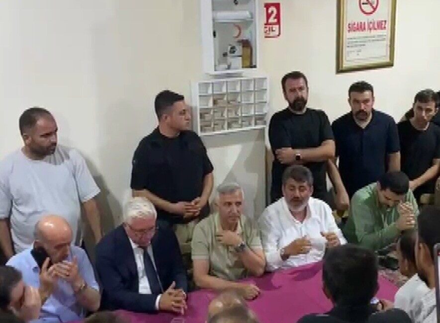 Kahramanmaraş’ın Pazarcık ilçesinde yol trafiğe açıldı Kahramanmaraş’ta tırın çarptığı 17 yaşındaki çocuk hayatını kaybetti. Vatandaşlar tarafından