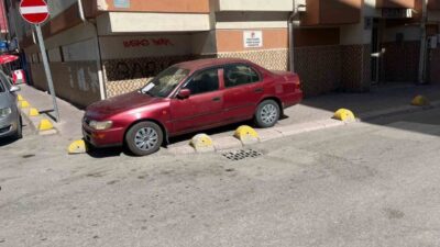 Eskişehir’de bir apartman yöneticisi, kaldırıma hatalı park eden aracın camine