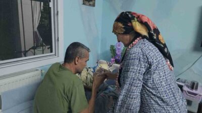 Osmaniye’nin Kadirli ilçesinde, kaldırımda yürürken otomobilin çarpması sonucu ağır yaralanan