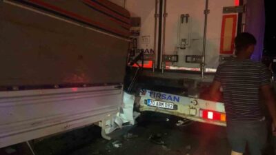 Adana-Pozantı otoyolunda kamyonetin tıra arkadan çarpması sonucu meydana gelen kazada
