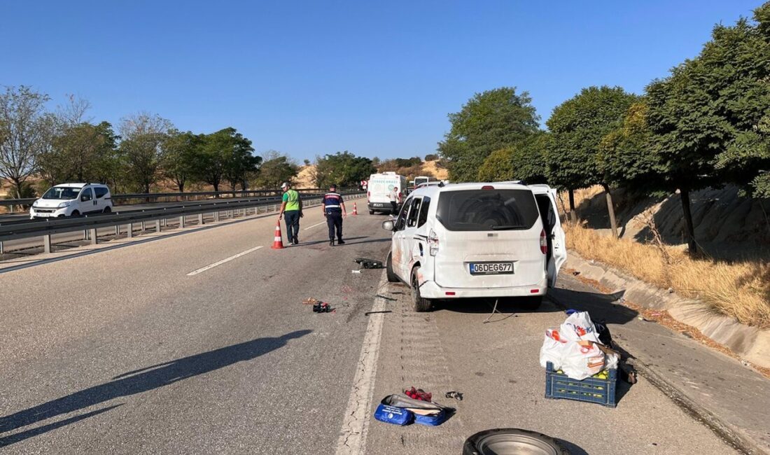 Kamyonet yol kenarında lastik değiştiren çifte çarptı: 2 ölü, 2 yaralı Manisa’nın Kula ilçesinde otomobillerinin patlayan lastiğini değiştirmek için yol kenarında