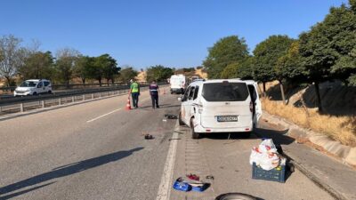 Manisa’nın Kula ilçesinde otomobillerinin patlayan lastiğini değiştirmek için yol kenarında