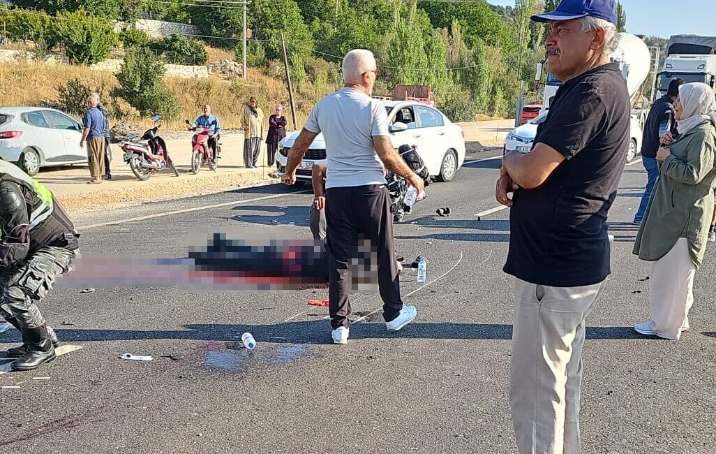 Kamyonete çarpan motosiklet sürücüsü hastanede kurtarılamadı Antalya’nın Korkuteli ilçesinde sabah saatlerinde meydana gelen kazada, motosikletiyle kamyonete