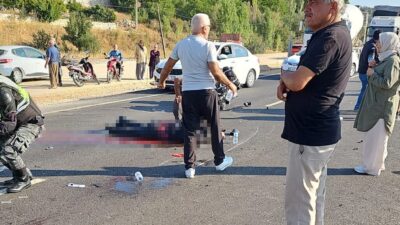 Antalya’nın Korkuteli ilçesinde sabah saatlerinde meydana gelen kazada, motosikletiyle kamyonete