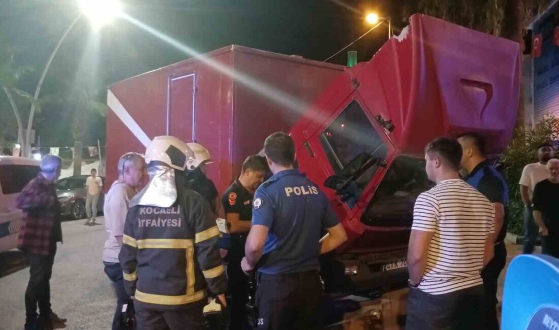 Kamyoneti yanmaktan kurtardılar Kocaeli’nin Karamürsel ilçesinde park halindeki kamyonetin motorundan yükselen dumanlar, çevredekilerin