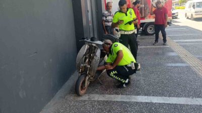 Antalya’nın Manavgat ilçesinde malzeme indirmek için yolun sağına yanaşan kamyonetin
